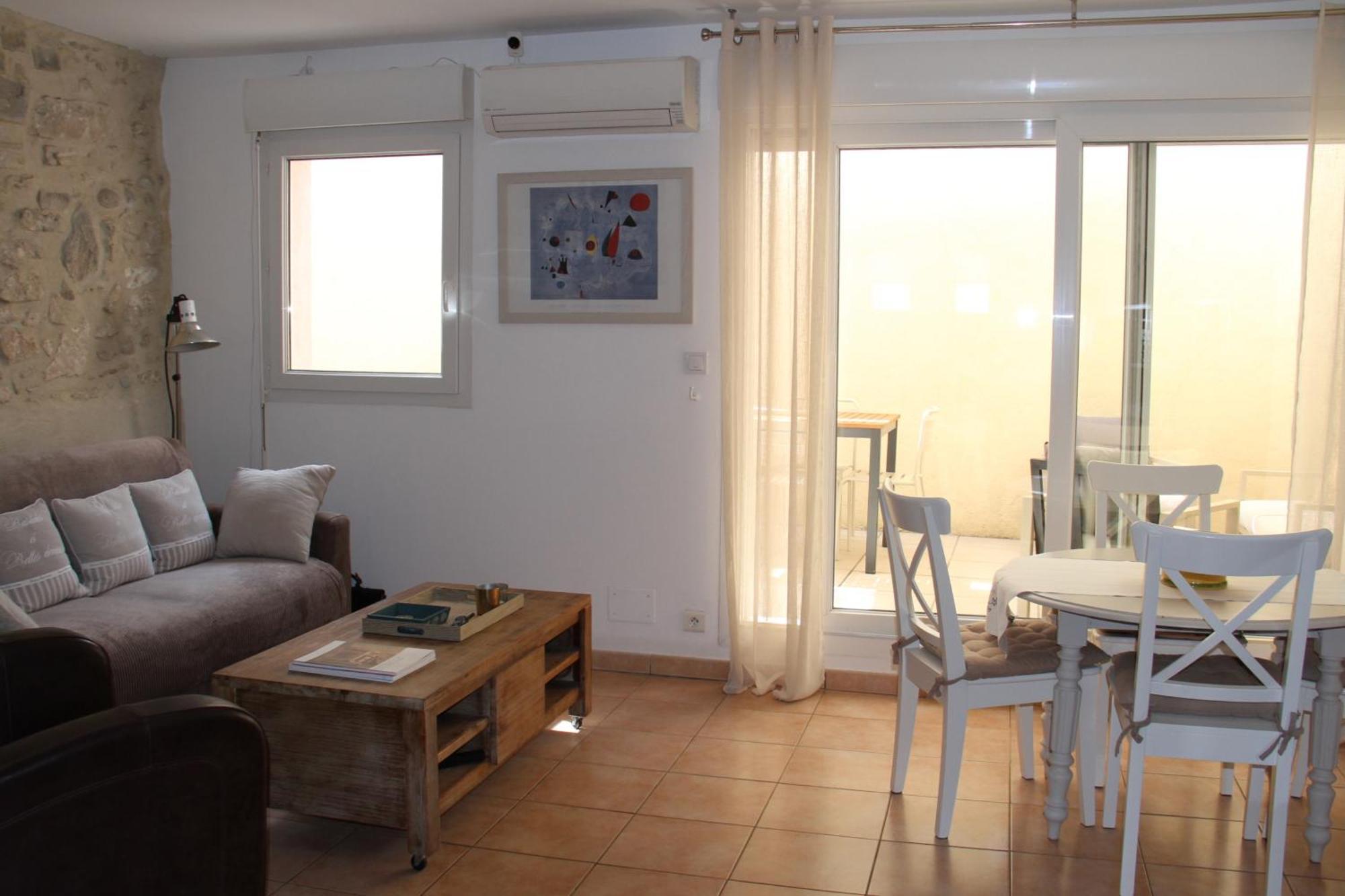 Agreable Maison De Ville Eyragues Exterior foto